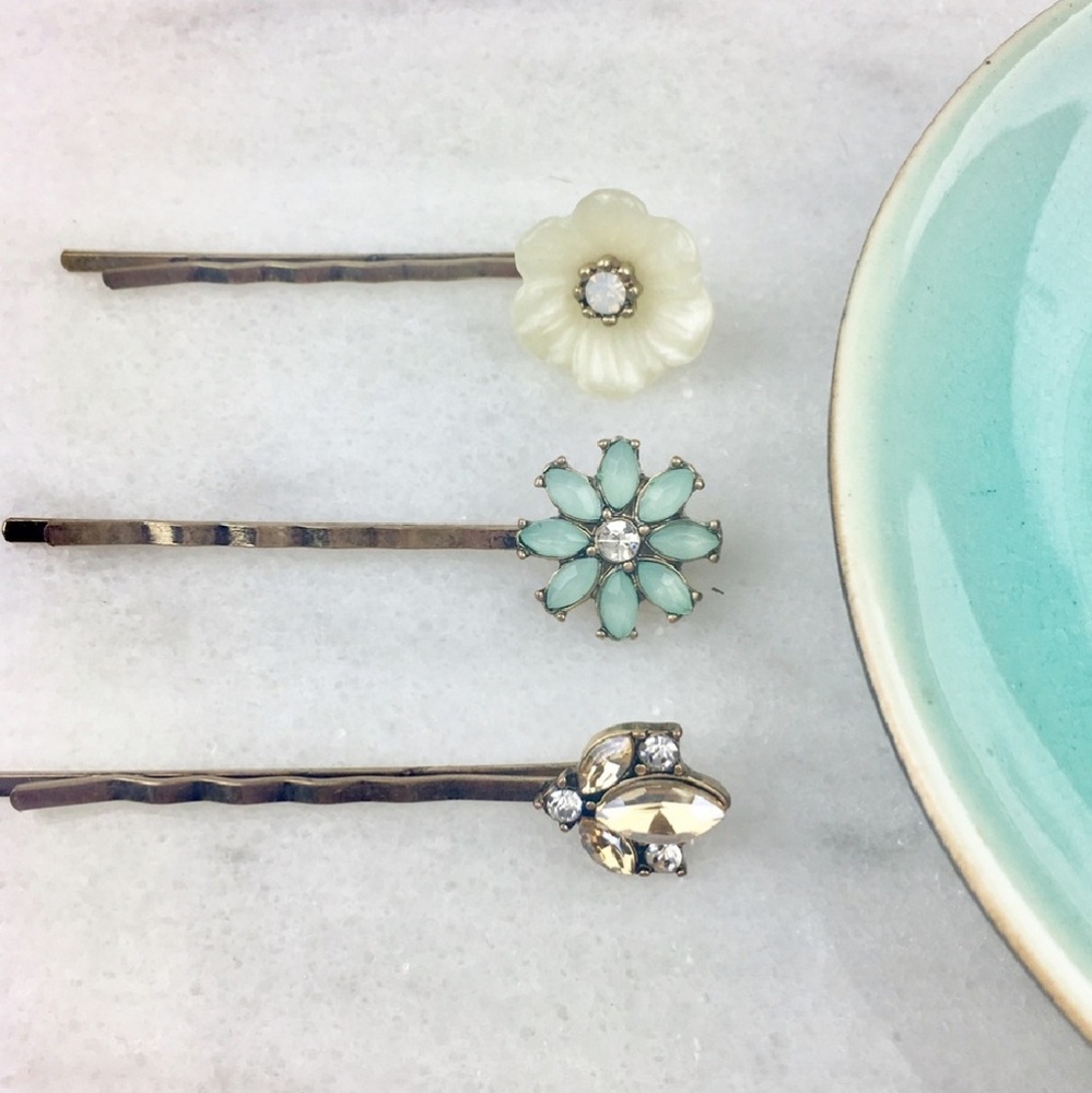 Last! 🌸 Antiqued Gold Crystal Flower Hair Pins - Picture 4 of 8
